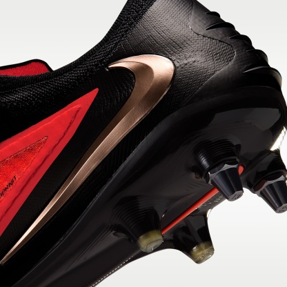 Nike Phantom 6 Low Elite Fußballschuh für weichen Rasen – Bright Crimson/Schwarz/Blur