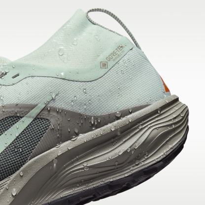 ACG Pegasus Trail GORE-TEX wasserdichter Traillaufschuh (Herren) – Light Silver/Light Army/Safety Orange/Light Silver
