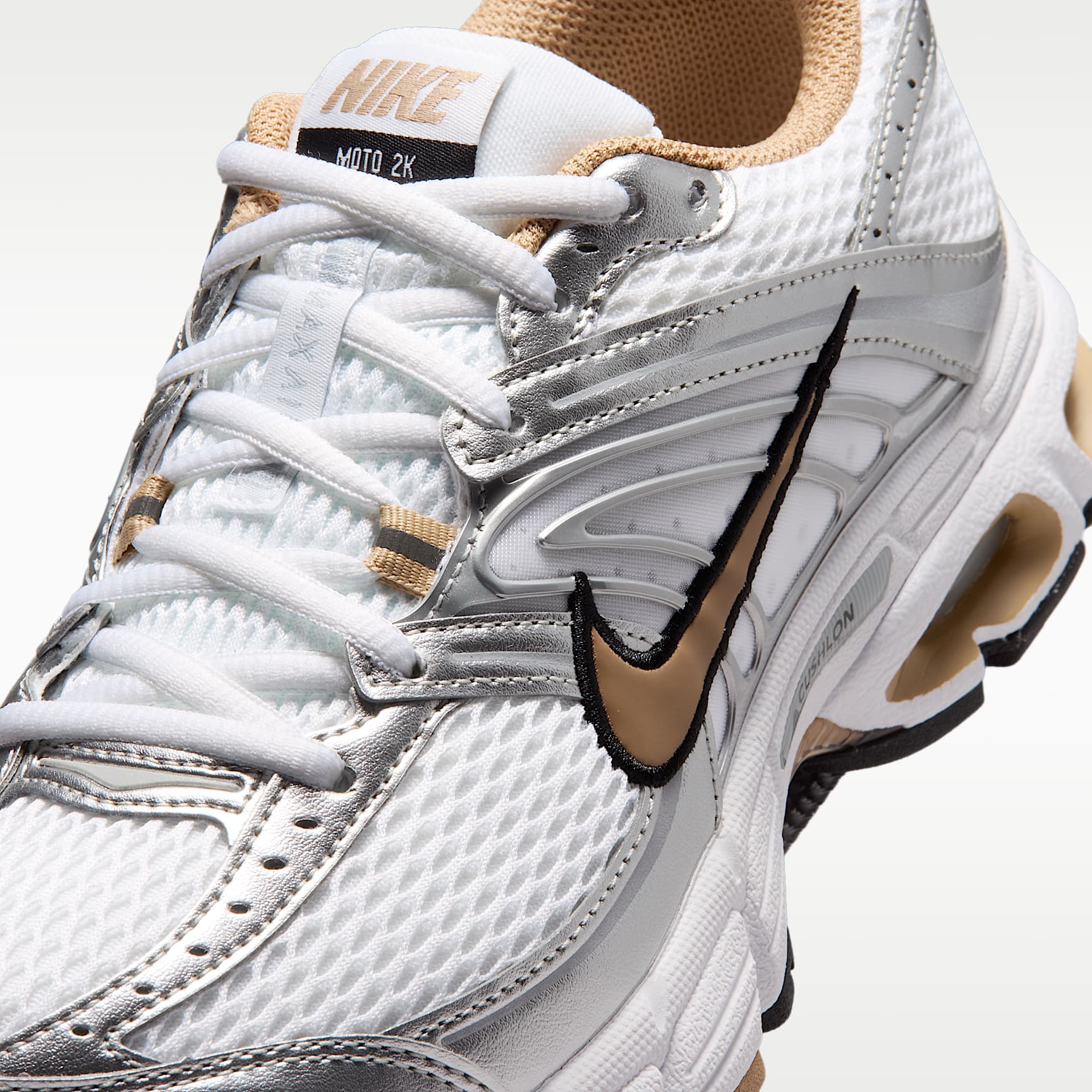 Nike Air Max Moto 2K Schuh mit reflektierenden Akzenten (Damen) – Weiß/Metallic Silver/Schwarz/British Khaki