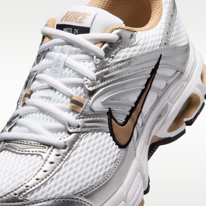 Nike Air Max Moto 2K Schuh mit reflektierenden Akzenten (Damen) – Weiß/Metallic Silver/Schwarz/British Khaki