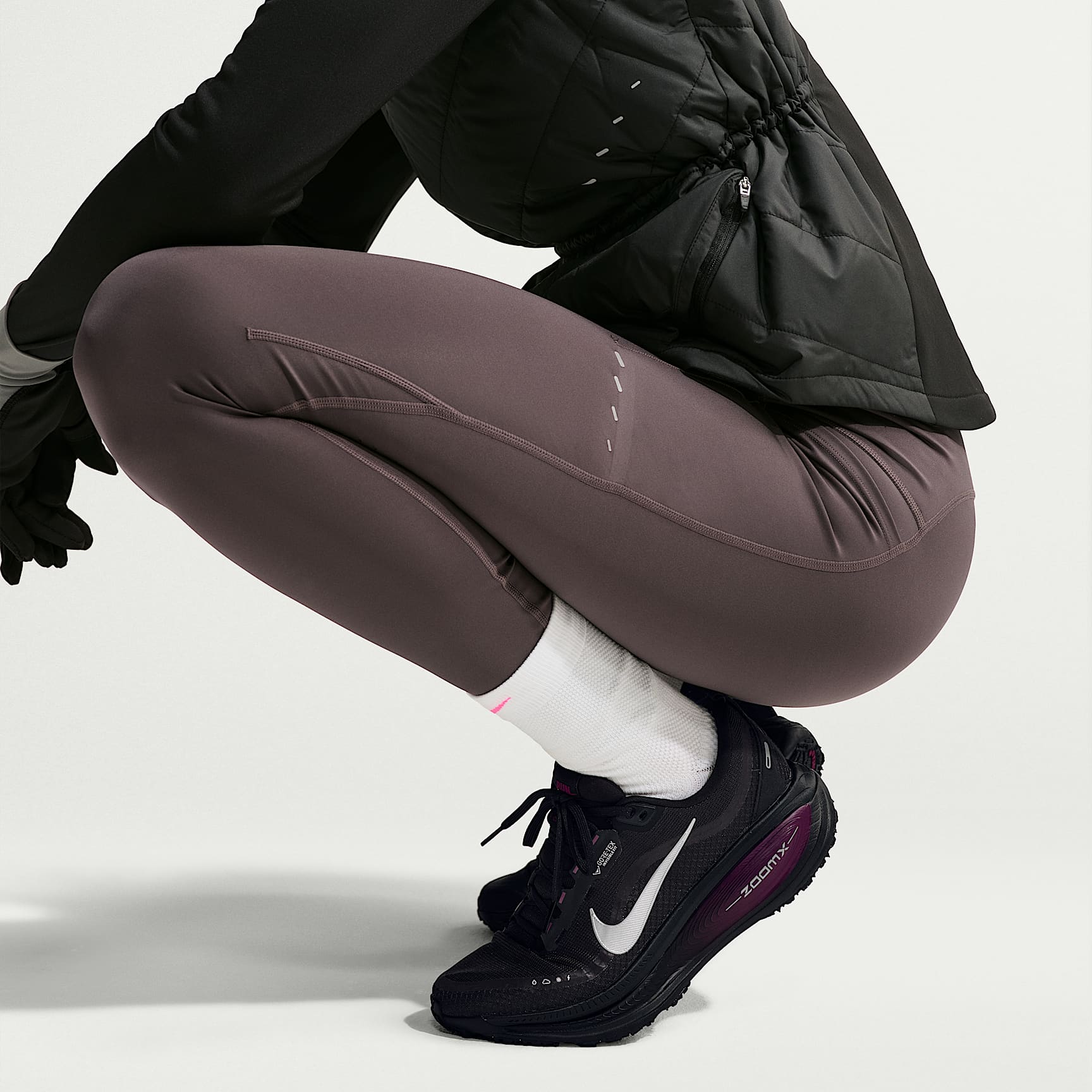 Nike Vomero 18 GORE-TEX Wasserdichter Straßenlaufschuh mit reflektierenden Designakzenten (Damen) – Schwarz/True Berry/Purple Pulse/Metallic Silver