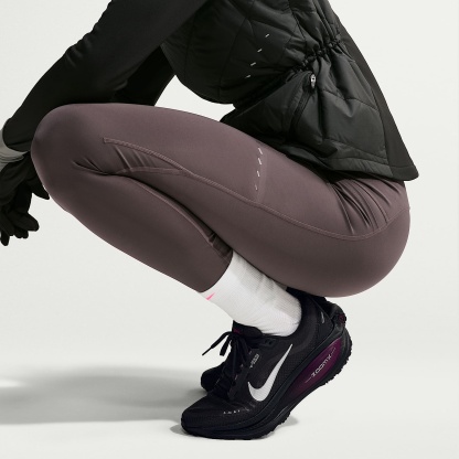 Nike Vomero 18 GORE-TEX Wasserdichter Straßenlaufschuh mit reflektierenden Designakzenten (Damen) – Schwarz/True Berry/Purple Pulse/Metallic Silver