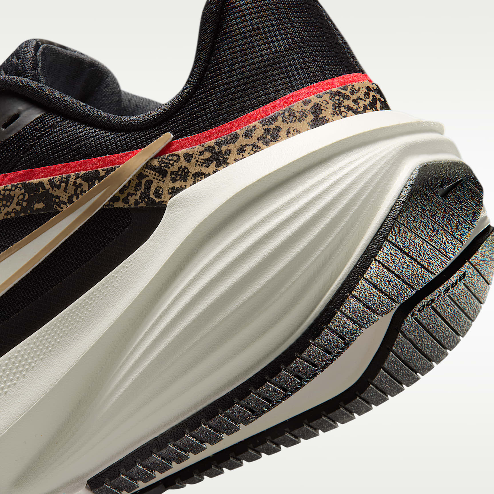 Nike Downshifter 14 Straßenlaufschuh (Damen) – Schwarz/British Khaki/Fusion Red/Sail