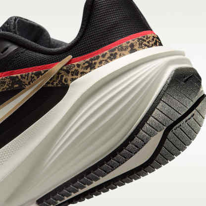 Nike Downshifter 14 Straßenlaufschuh (Damen) – Schwarz/British Khaki/Fusion Red/Sail