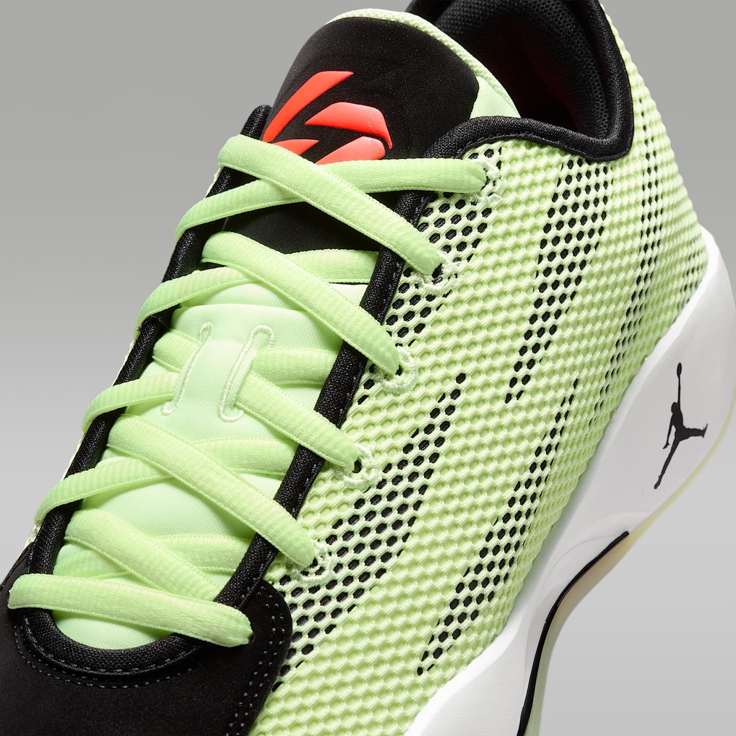 Luka 77 Basketballschuh – Barely Volt/Schwarz/Weiß/Infrared 23
