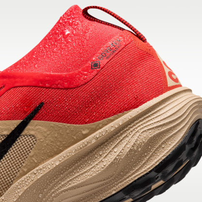 ACG Pegasus Trail GORE-TEX wasserdichter Traillaufschuh (Herren) – Light Crimson/Linen/Schwarz