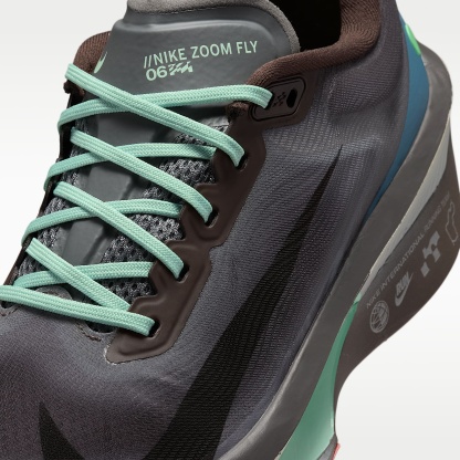 Nike Zoom Fly 6 Straßenlaufschuh für Wettkämpfe (Herren) – Baroque Brown/Smoke Grey/Ironstone/Schwarz
