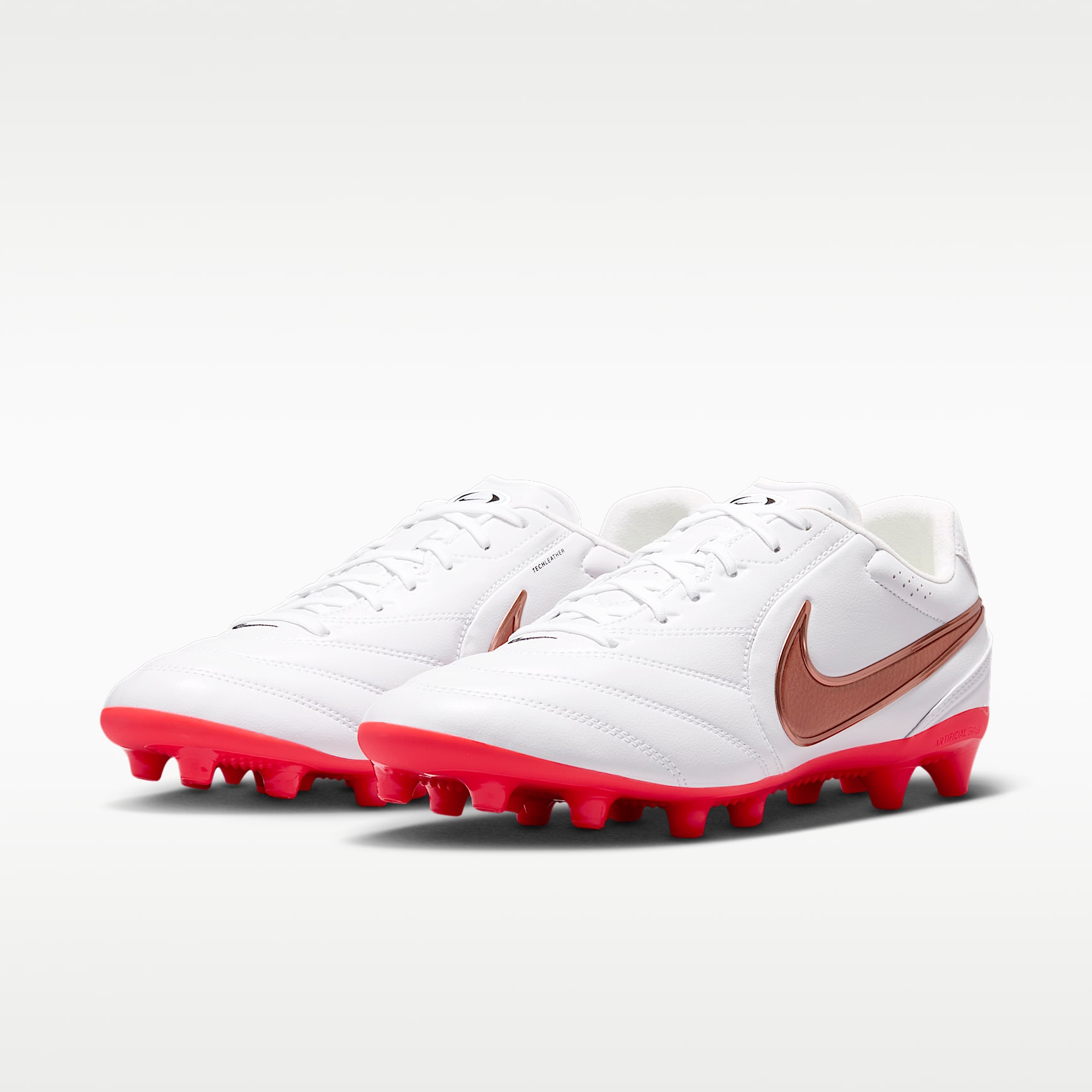 Nike Tiempo Ligera Pro Low-Top-Fußballschuh für Kunstrasen – Weiß/Bright Crimson/Blur