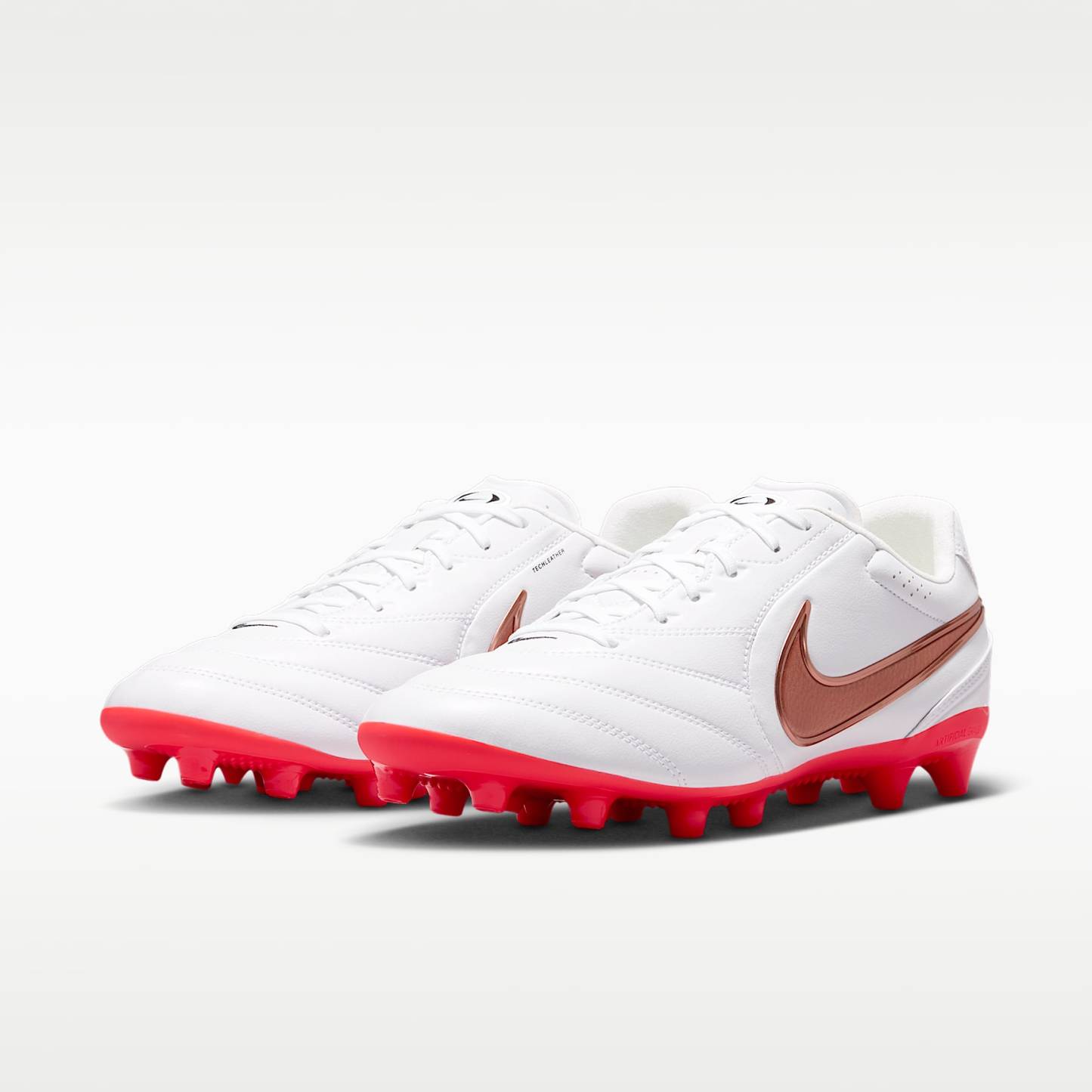 Nike Tiempo Ligera Pro Low-Top-Fußballschuh für Kunstrasen – Weiß/Bright Crimson/Blur