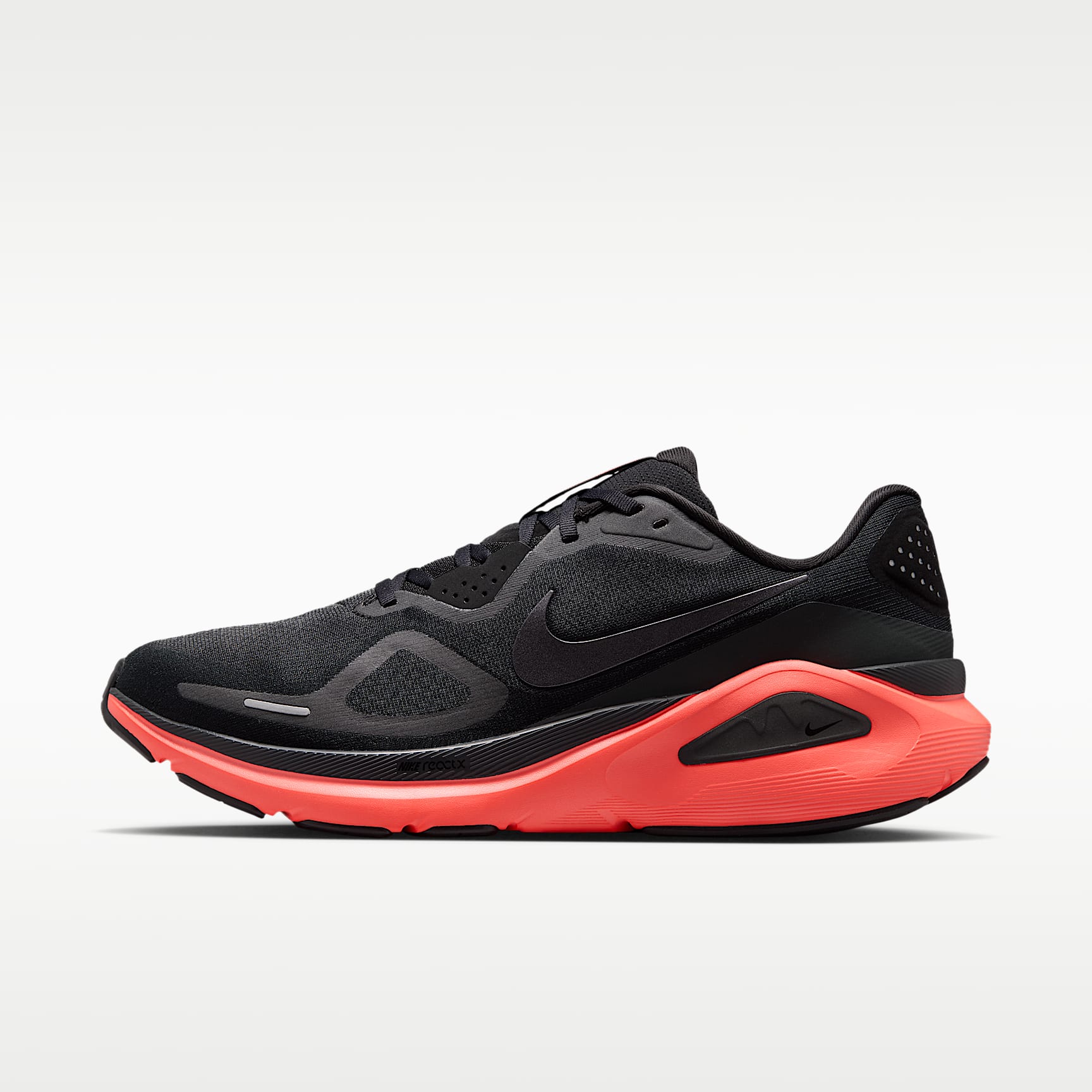 Nike Structure 26 Straßenlaufschuh (Herren) – Schwarz/Bright Crimson/Dark Smoke Grey/Metallic Dark Grey