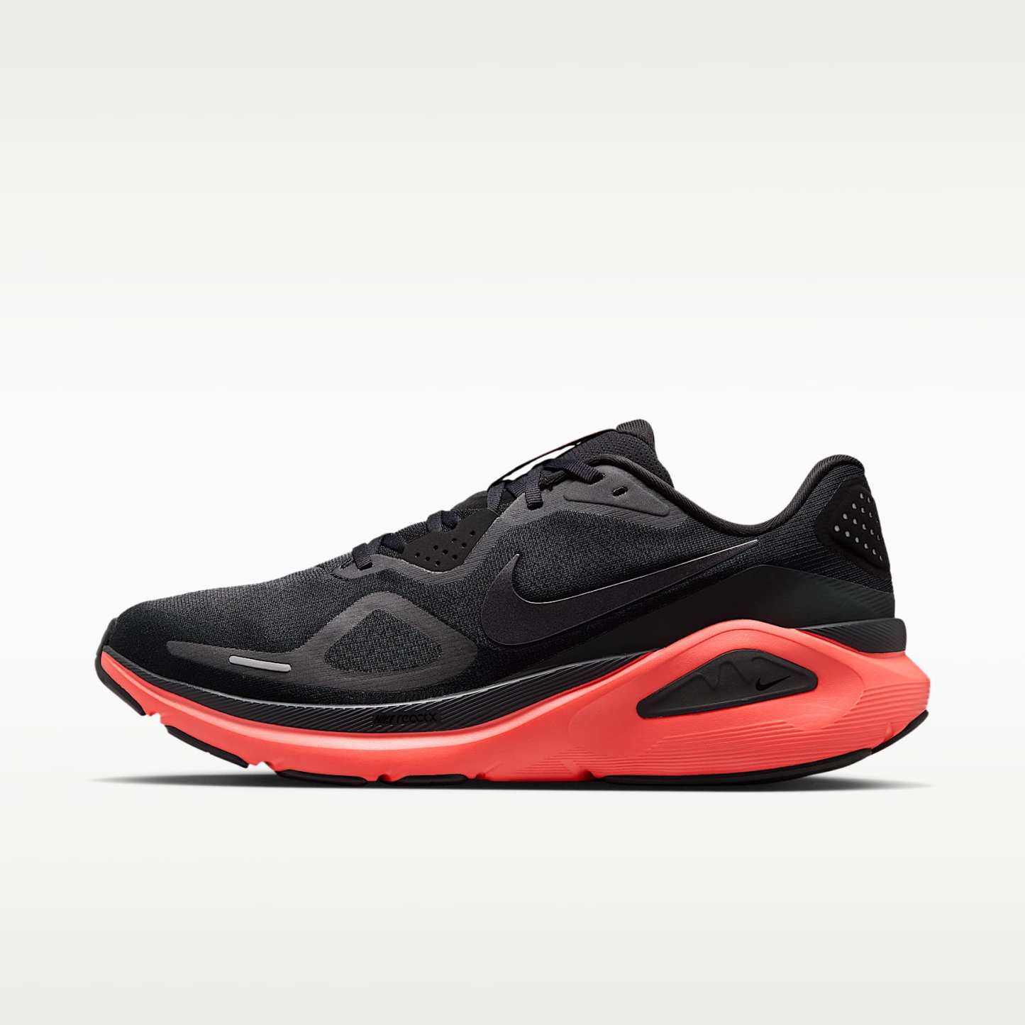 Nike Structure 26 Straßenlaufschuh (Herren) – Schwarz/Bright Crimson/Dark Smoke Grey/Metallic Dark Grey