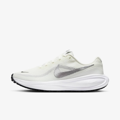 Nike Revolution 8 Straßenlaufschuh (Damen) – Sail/Weiß/Schwarz/Metallic Silver