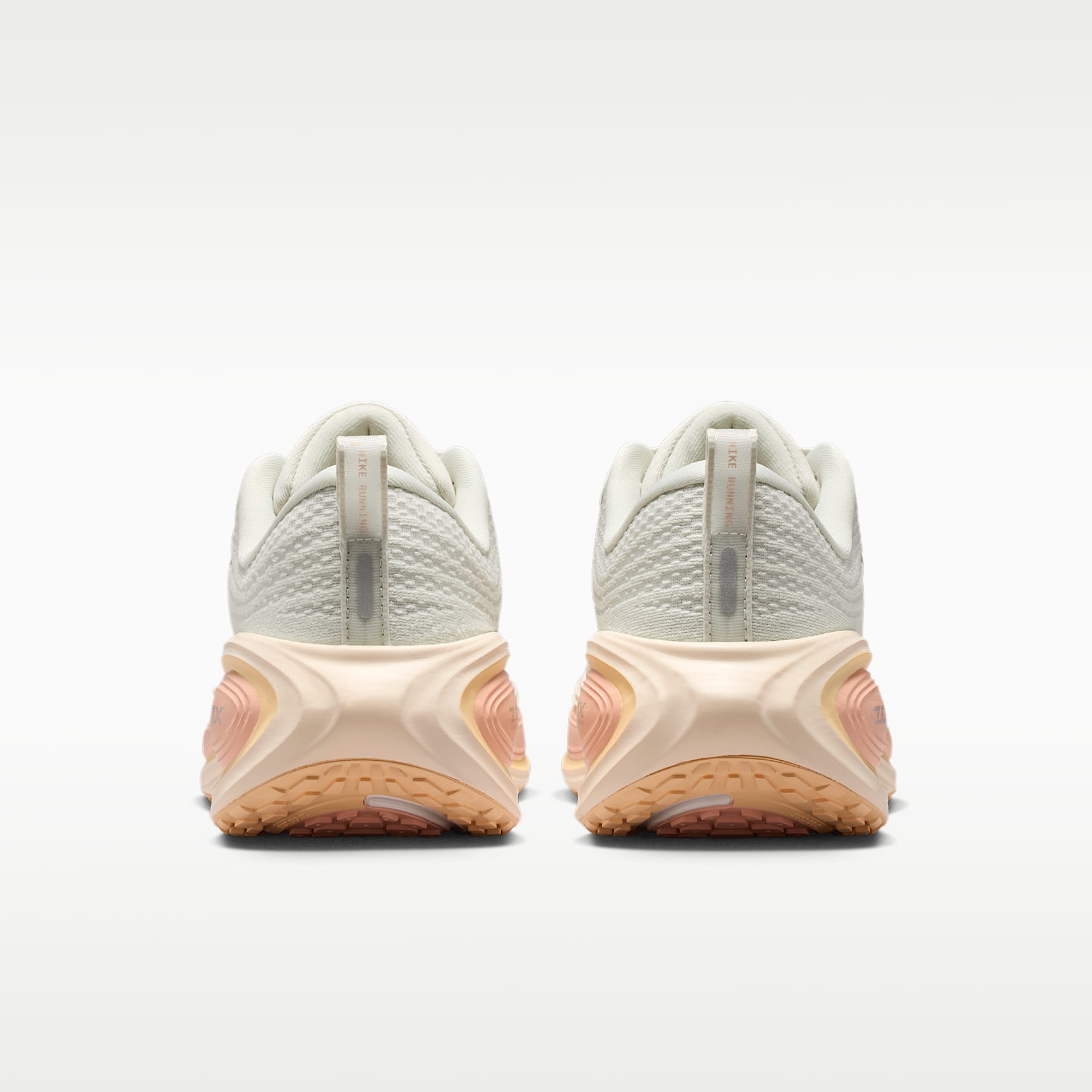 Nike Vomero Plus Straßenlaufschuh (Damen) – Light Bone/Arctic Orange/Ice Peach/Metallic Silver