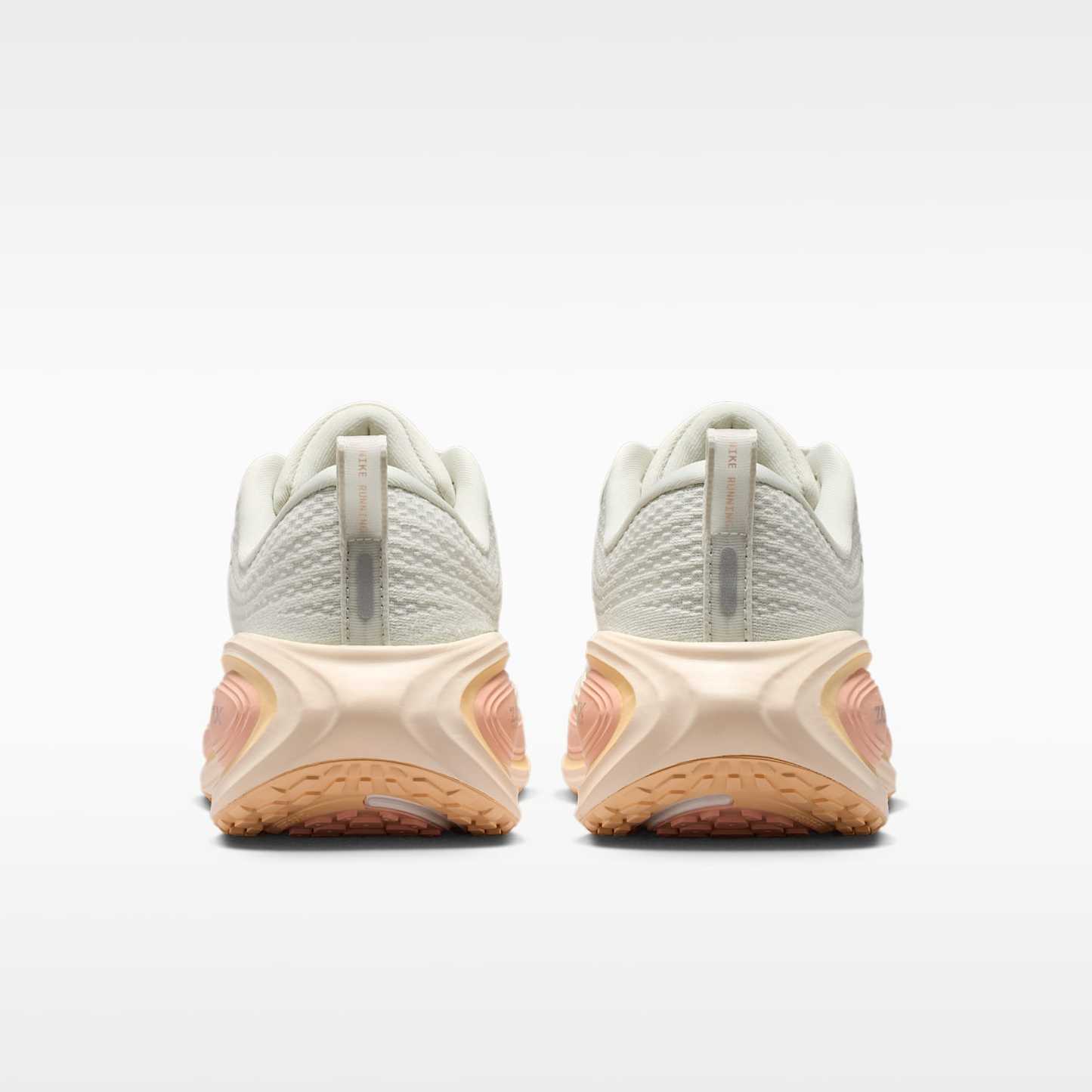 Nike Vomero Plus Straßenlaufschuh (Damen) – Light Bone/Arctic Orange/Ice Peach/Metallic Silver