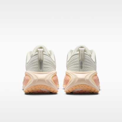 Nike Vomero Plus Straßenlaufschuh (Damen) – Light Bone/Arctic Orange/Ice Peach/Metallic Silver