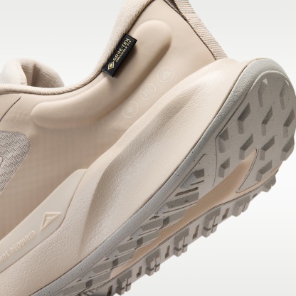 Nike Juniper Trail 2 GORE-TEX wasserfester Traillaufschuh (Damen) – Cream II/Light Orewood Brown