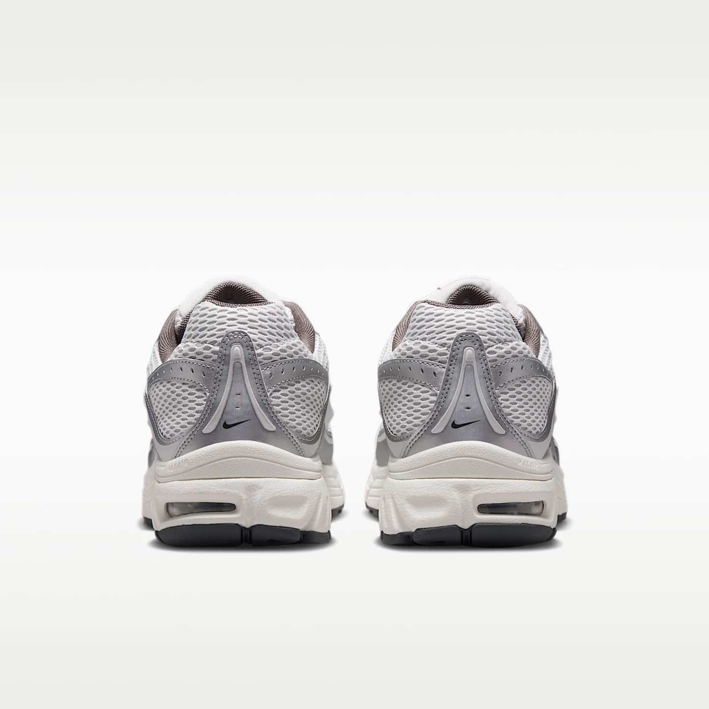 Nike Air Max Moto 2K Schuh (Herren) – Platinum Tint/Sail/Anthracite/Metallic Silver