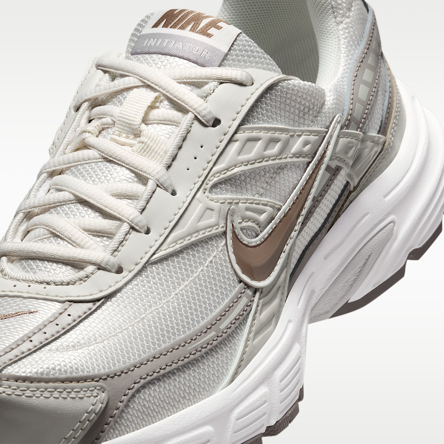 Nike Initiator Damenschuh – Phantom/Light Bone/Sail/Mink Brown