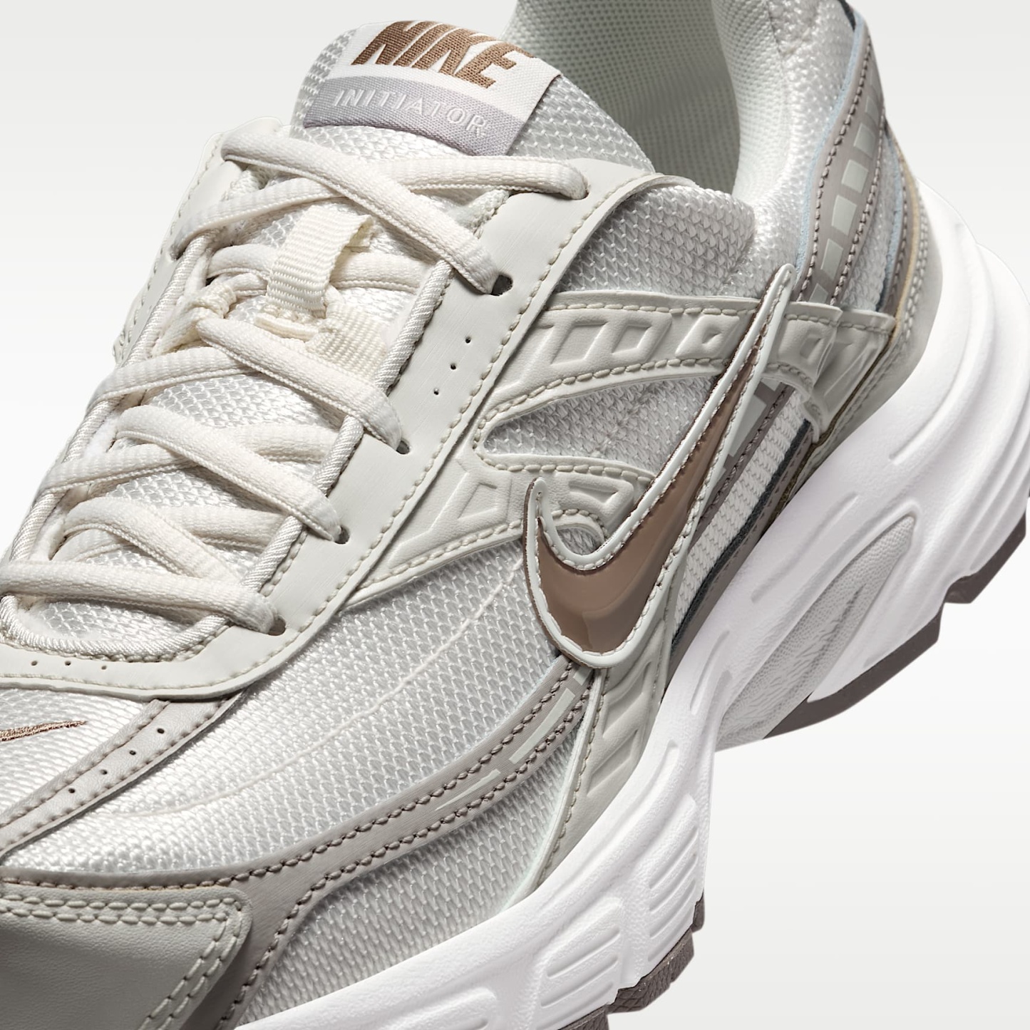 Nike Initiator Damenschuh – Phantom/Light Bone/Sail/Mink Brown