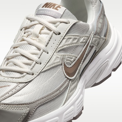 Nike Initiator Damenschuh – Phantom/Light Bone/Sail/Mink Brown