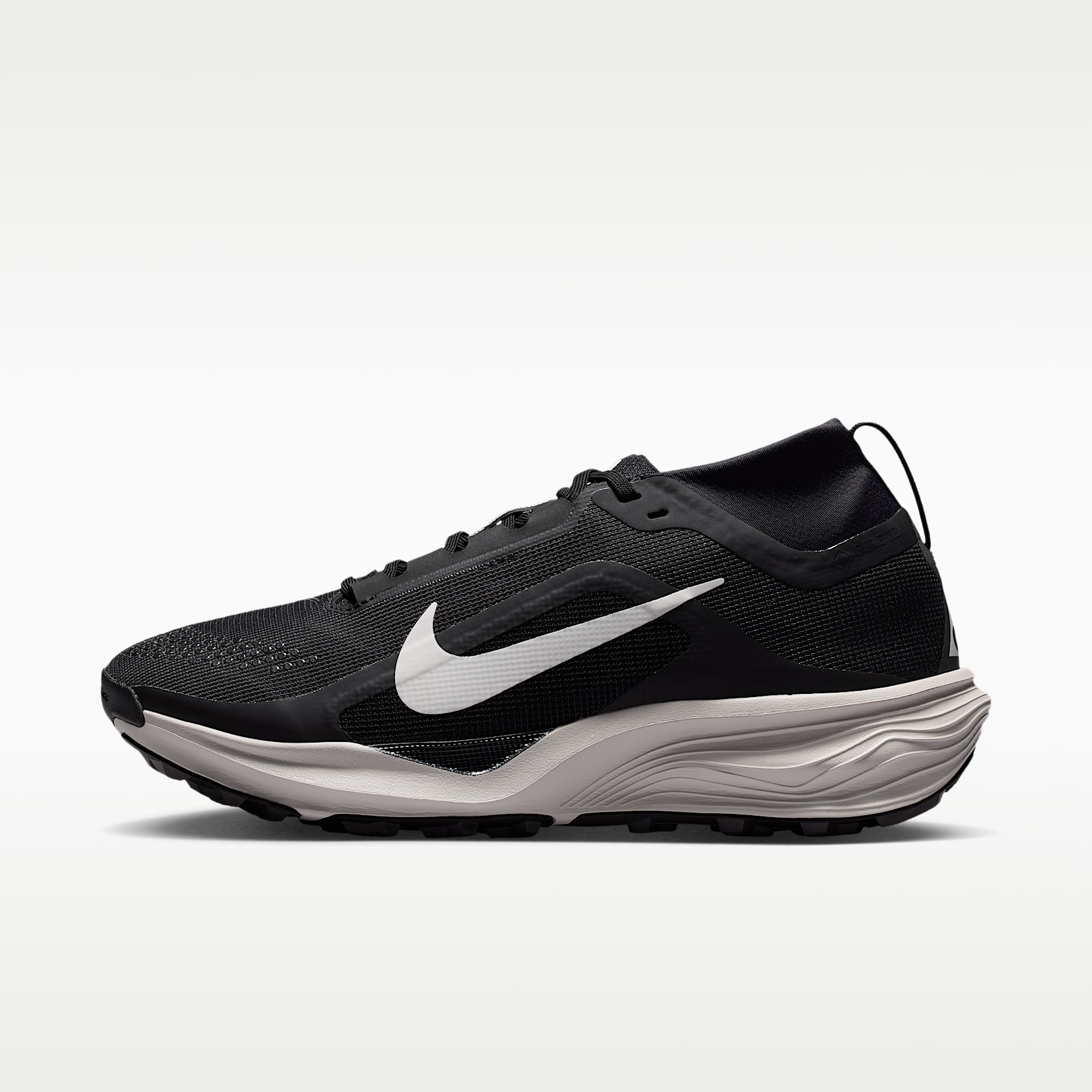 ACG Pegasus Trail GORE-TEX wasserfester Traillaufschuh (Damen) – Schwarz/Light Orewood Brown/Anthracite/Summit White
