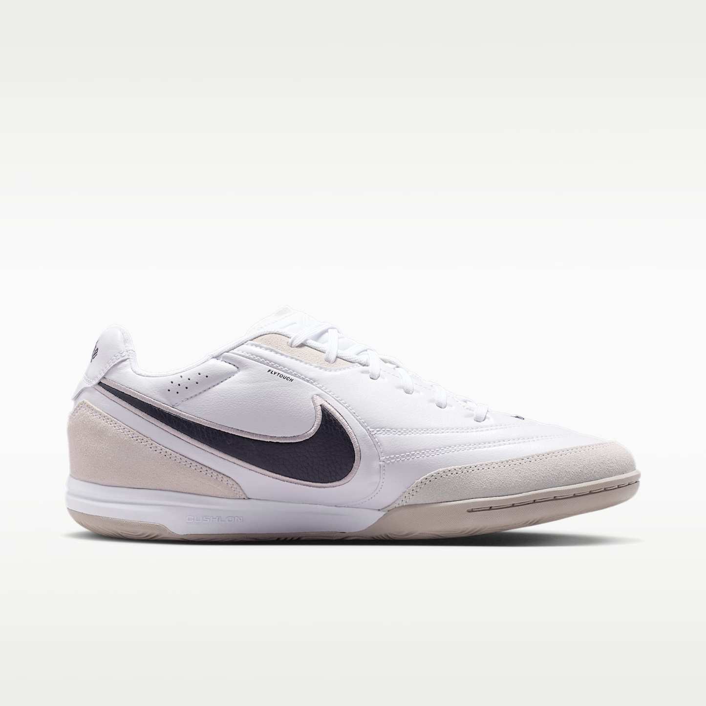 Nike Tiempo Streetgato Low-Top-Fußballschuh für Hallen- und Hartplätze – Weiß/Moon Particle/Gridiron