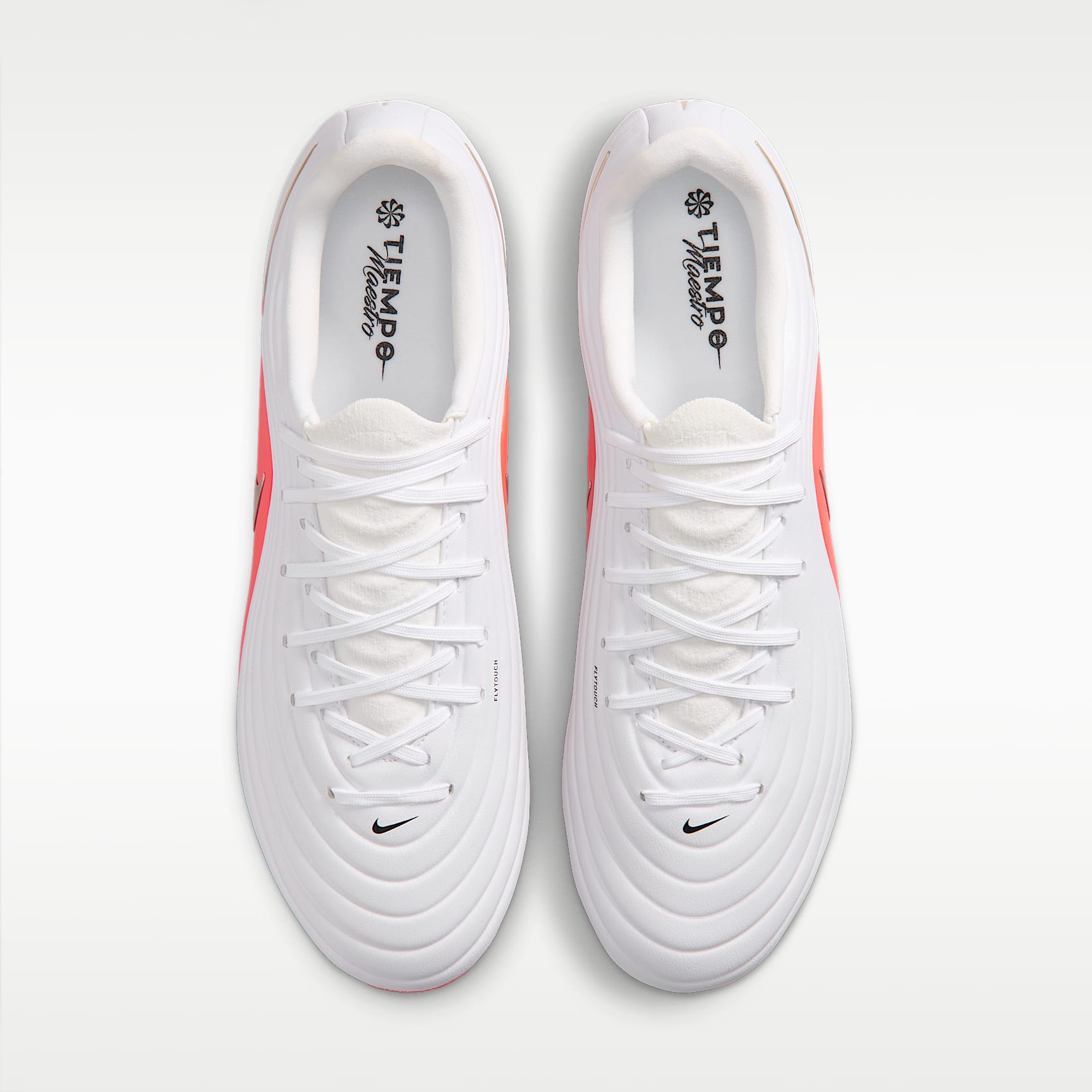 Nike Tiempo Maestro Academy Low Top Fußballschuh für weichen Rasen – Weiß/Bright Crimson/Blur