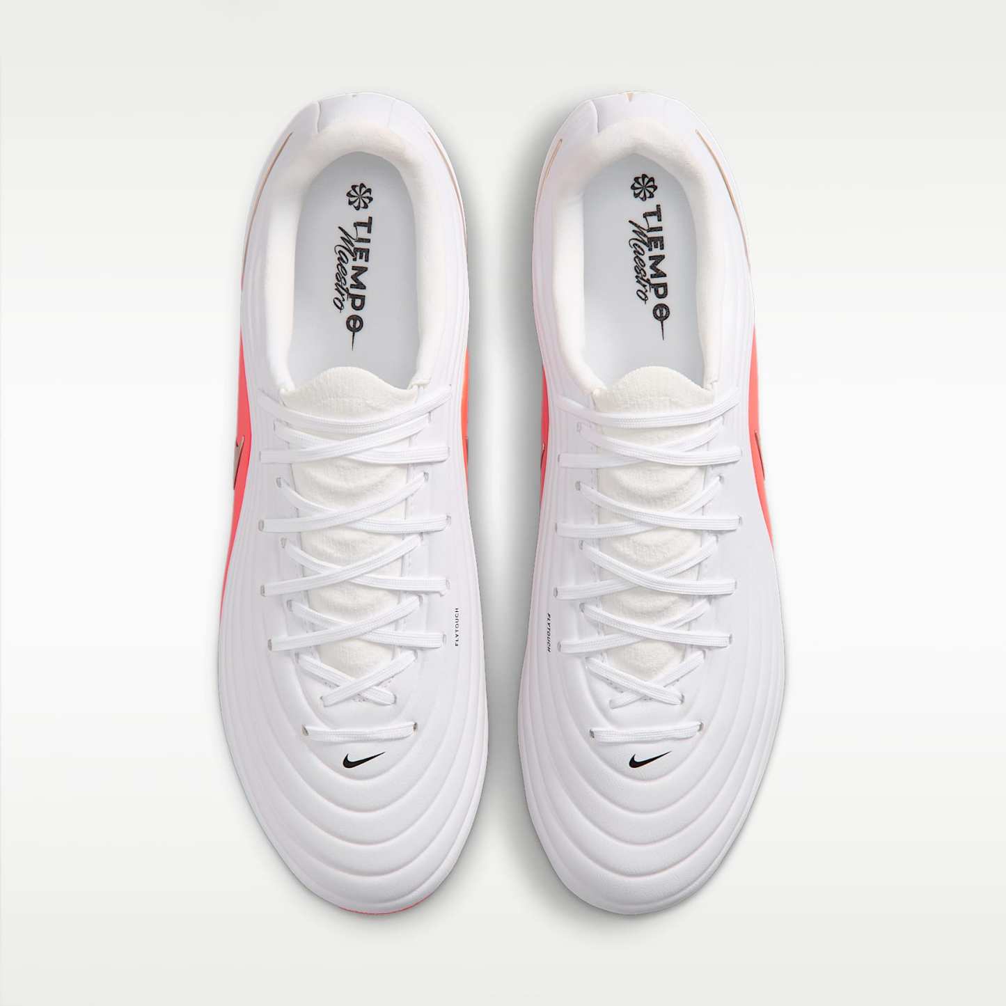 Nike Tiempo Maestro Academy Low Top Fußballschuh für weichen Rasen – Weiß/Bright Crimson/Blur