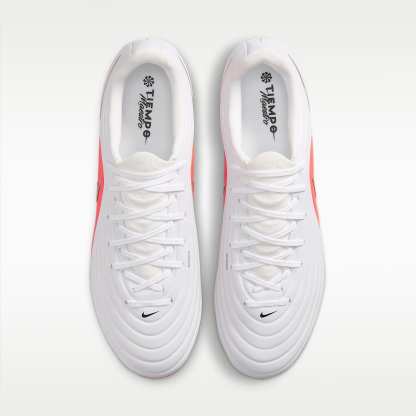 Nike Tiempo Maestro Academy Low Top Fußballschuh für weichen Rasen – Weiß/Bright Crimson/Blur