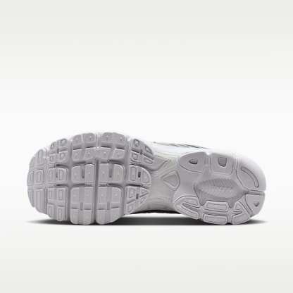 Nike Air Max Moto 2K Schuh mit reflektierenden Akzenten (Damen) – Grey Fog/Metallic Silver/Weiß