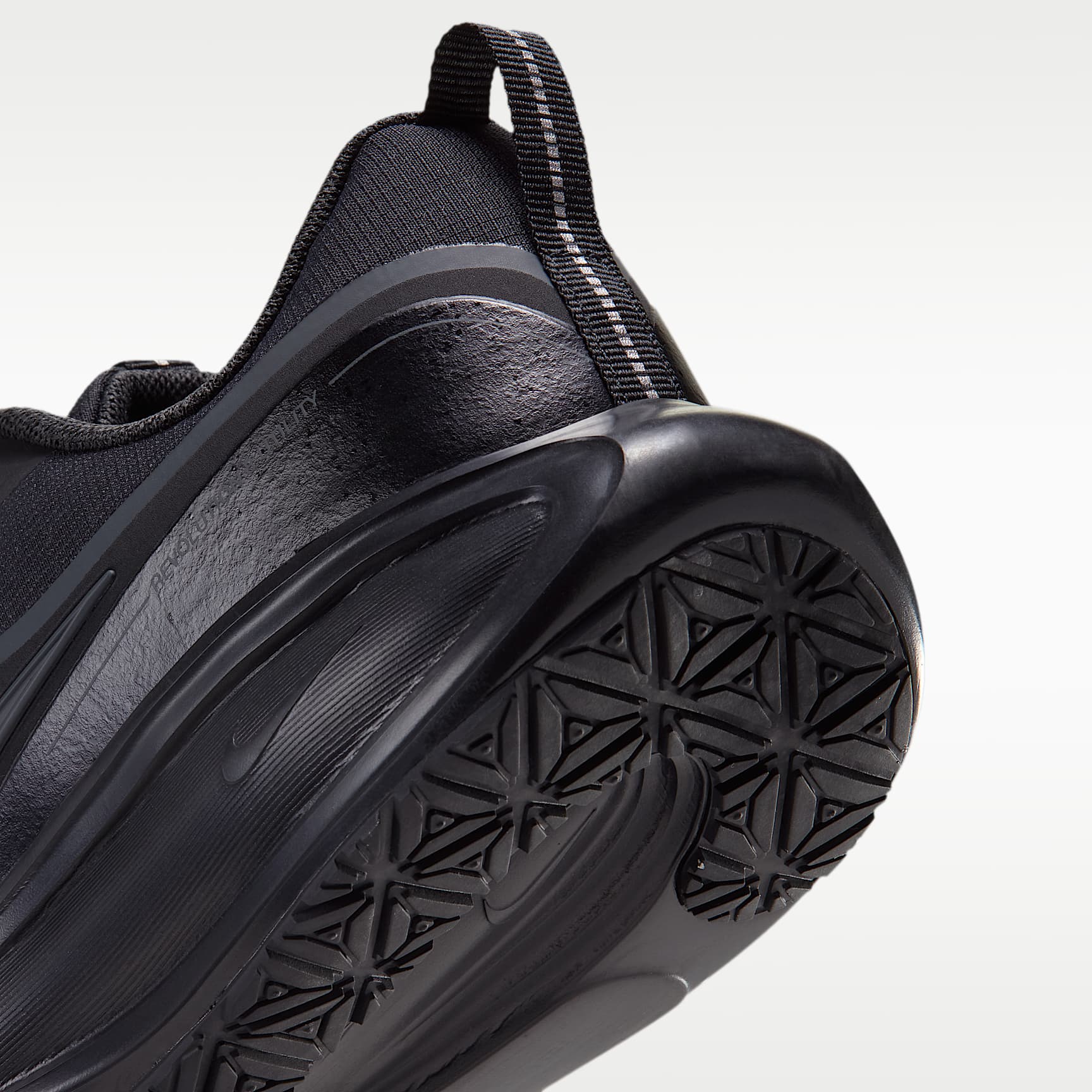 Nike Revolution 8 Utility Straßenlaufschuh (Damen) – Schwarz/Anthracite