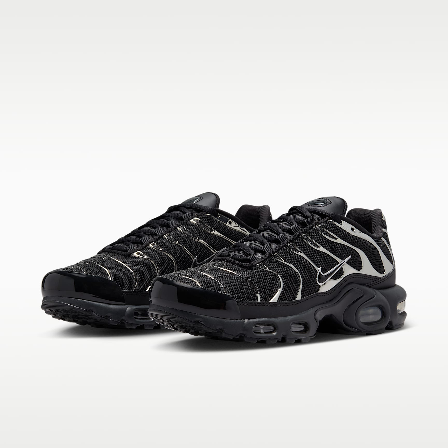 Nike Air Max Plus SE Schuh (Damen) – Schwarz/Metallic Silver/Laser Crimson/Off Noir