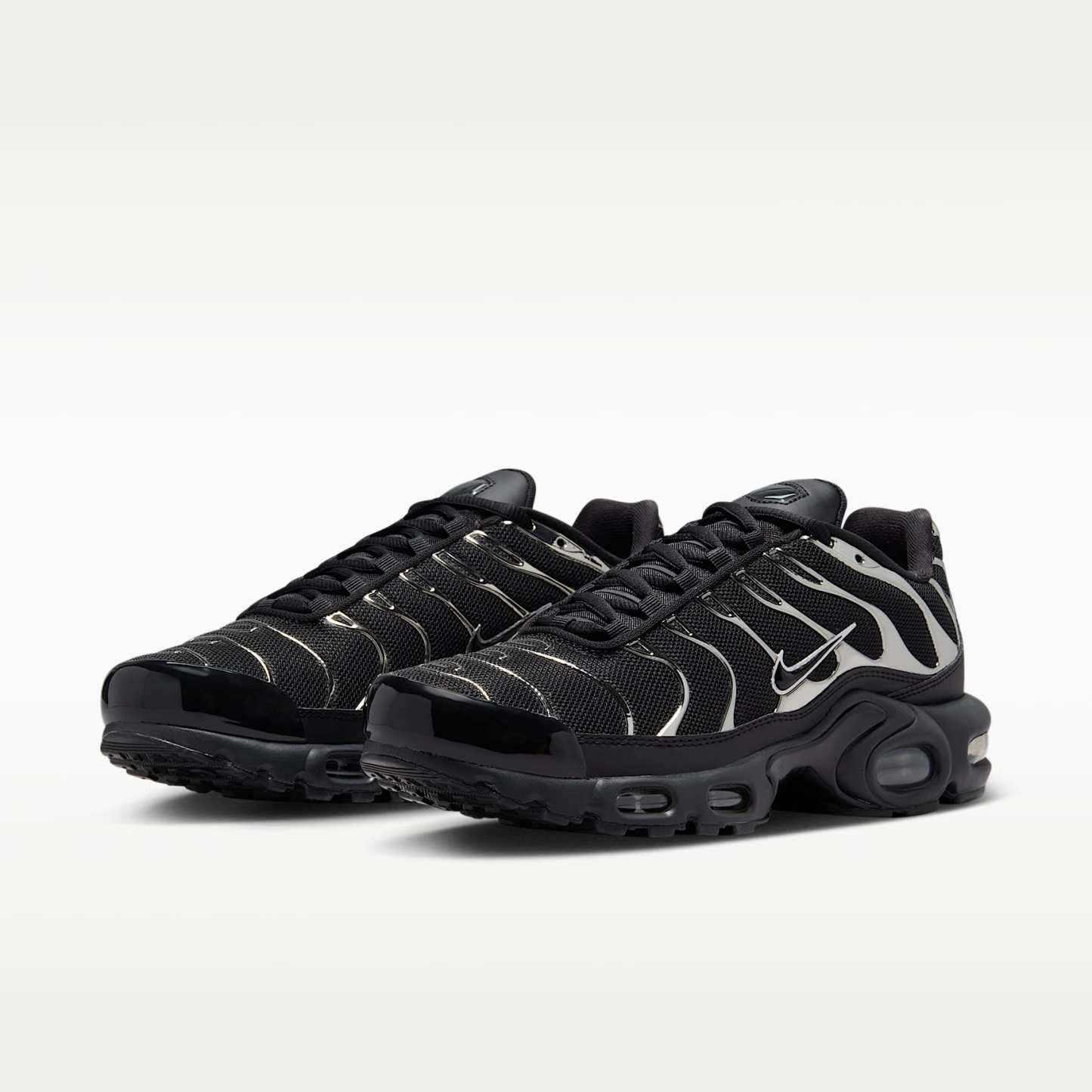 Nike Air Max Plus SE Schuh (Damen) – Schwarz/Metallic Silver/Laser Crimson/Off Noir