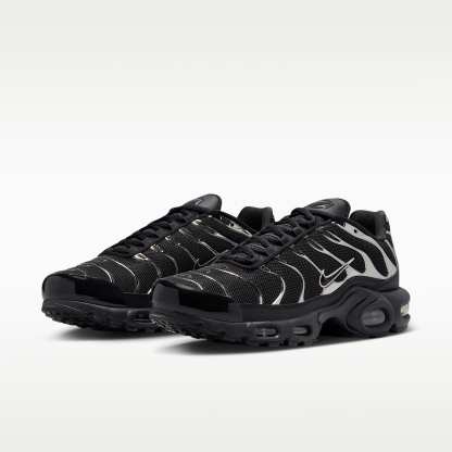 Nike Air Max Plus SE Schuh (Damen) – Schwarz/Metallic Silver/Laser Crimson/Off Noir