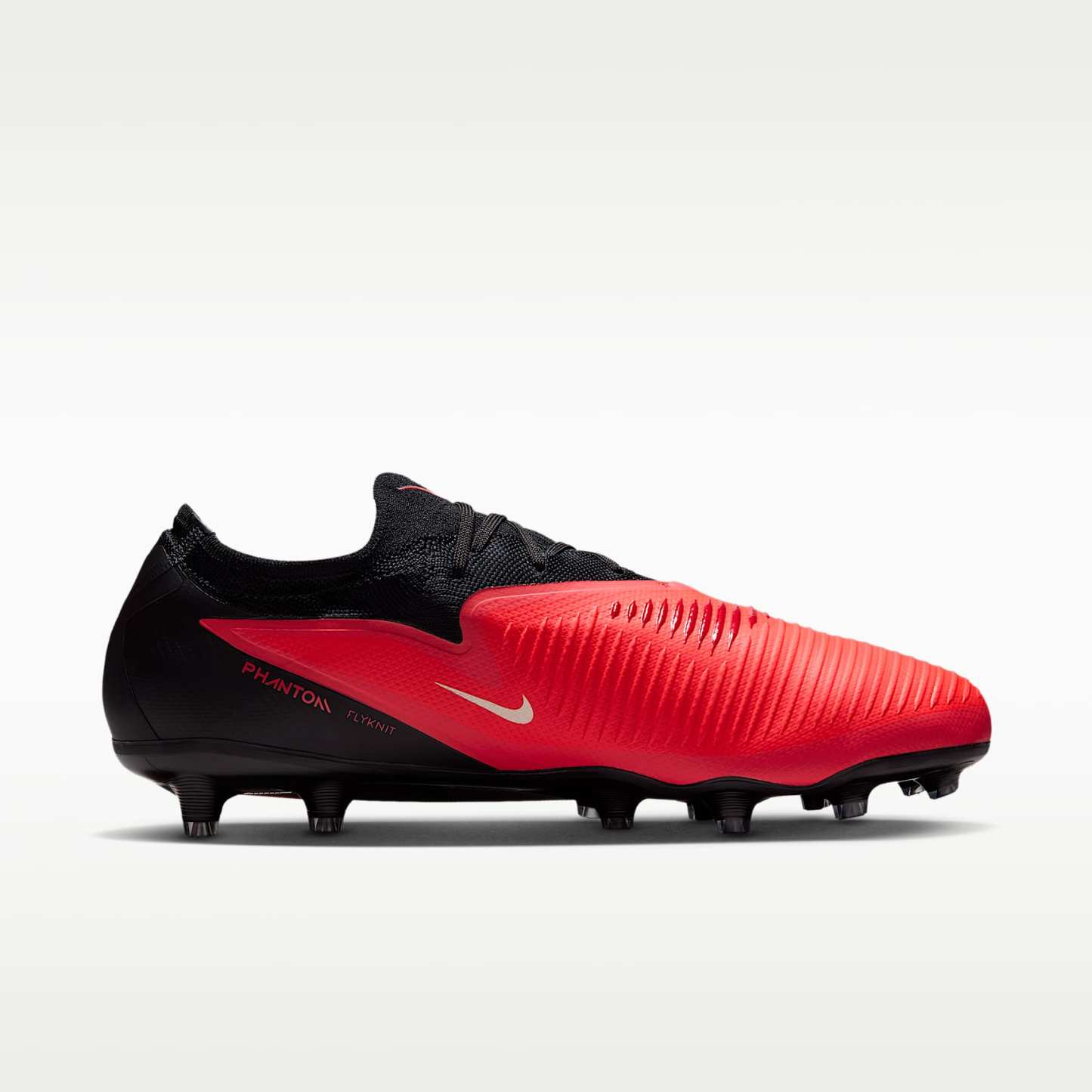 Nike Phantom 6 Low Pro Fußballschuh für Kunstrasen – Bright Crimson/Bright Crimson/Schwarz