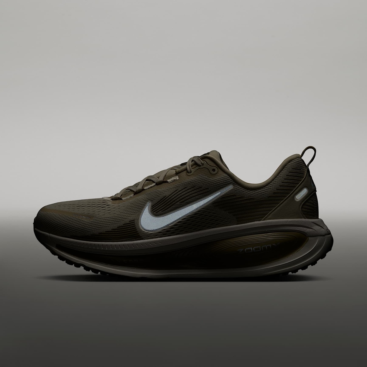 Nike Vomero 18 Straßenlaufschuh (Herren) – Light Khaki/Desert Khaki/Sail/Metallic Silver