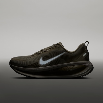 Nike Vomero 18 Straßenlaufschuh (Herren) – Light Khaki/Desert Khaki/Sail/Metallic Silver