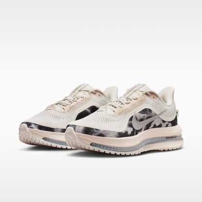 Nike Pegasus Premium SE Straßenlaufschuh (Damen) – Phantom/Anthracite/Metallic Silver/Pencil Point