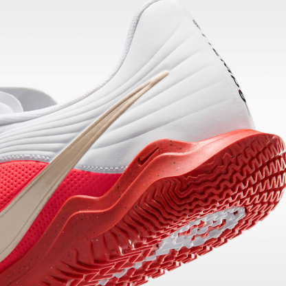 Nike Tiempo Maestro Club Low-Top-Fußballschuh für Hallen- und Hartplätze – Weiß/Bright Crimson/Blur