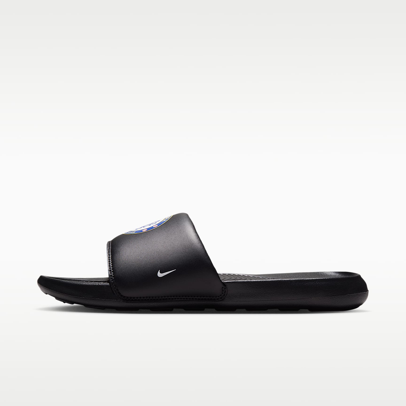 FC Chelsea Victori One Nike Slides (Herren) – Schwarz/Multi-Color/Weiß