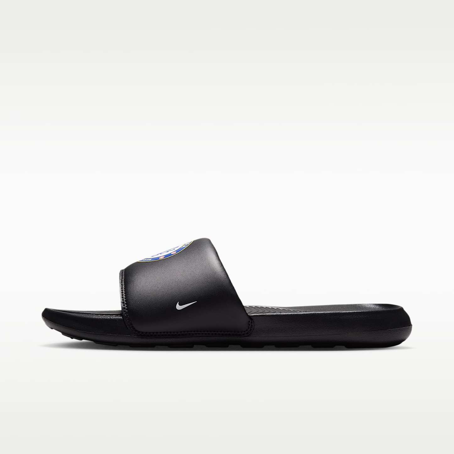 FC Chelsea Victori One Nike Slides (Herren) – Schwarz/Multi-Color/Weiß