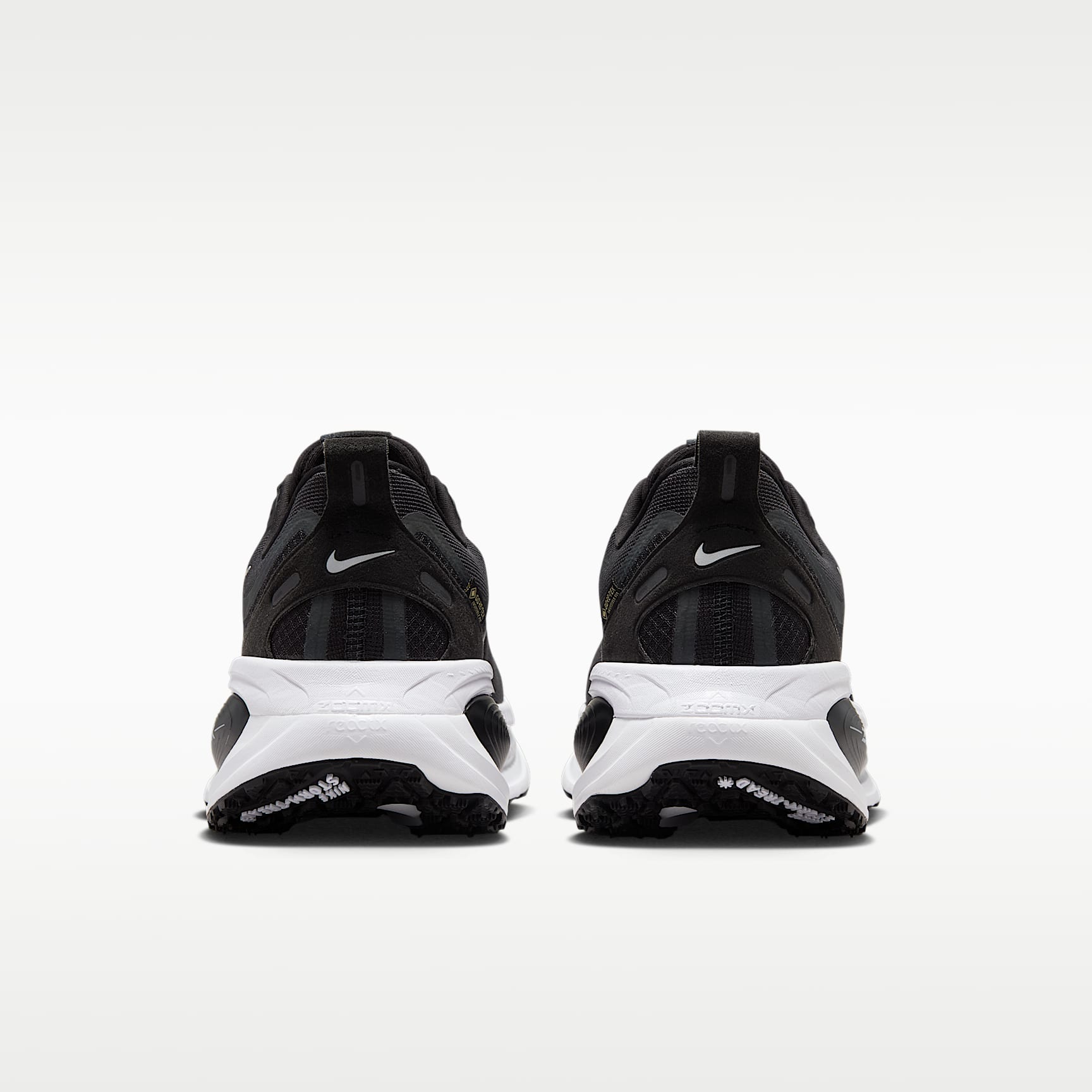 Nike Vomero 18 GORE-TEX wasserdichter Straßenlaufschuh mit reflektierenden Akzenten (Herren) – Schwarz/Anthracite/Weiß/Metallic Silver