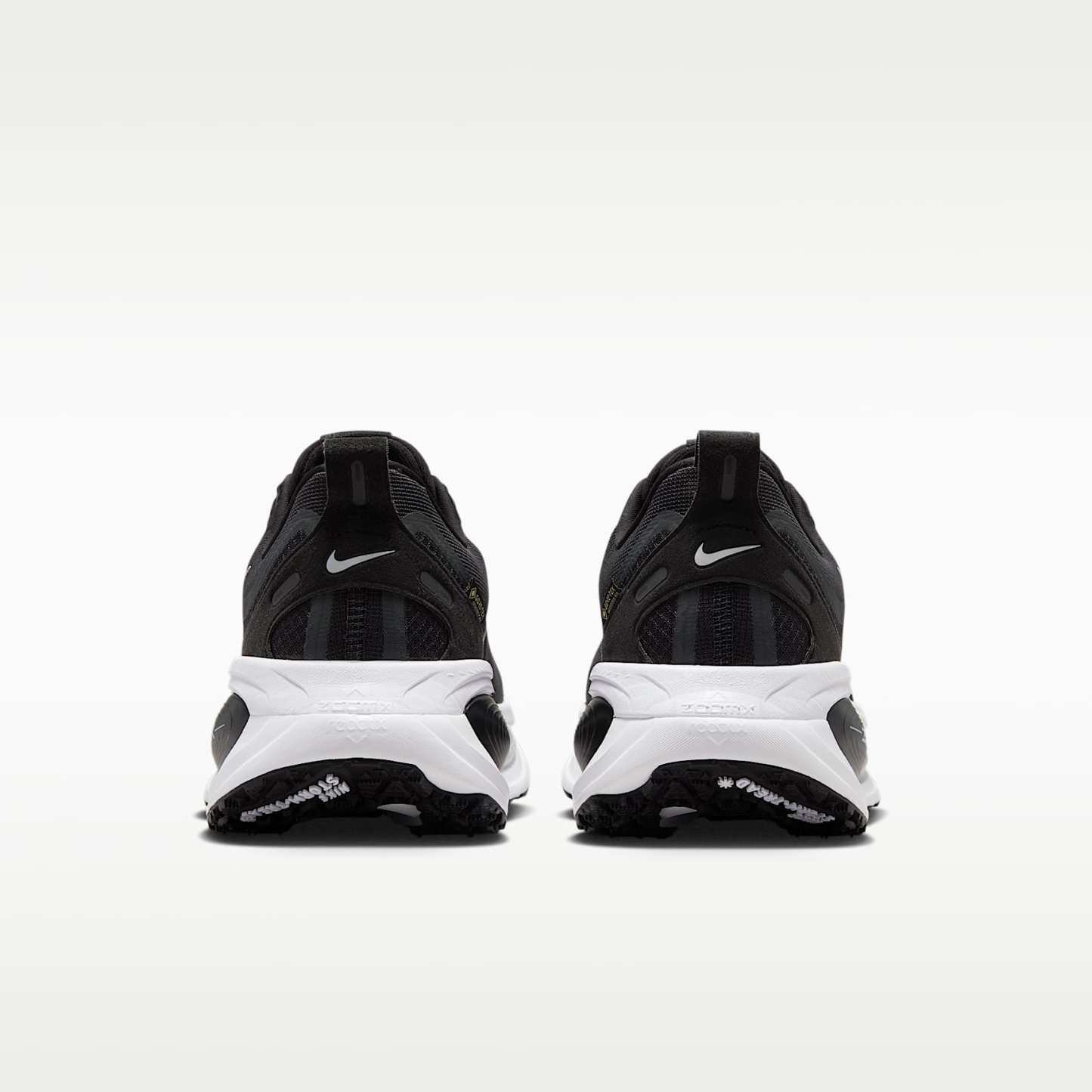 Nike Vomero 18 GORE-TEX wasserdichter Straßenlaufschuh mit reflektierenden Akzenten (Herren) – Schwarz/Anthracite/Weiß/Metallic Silver