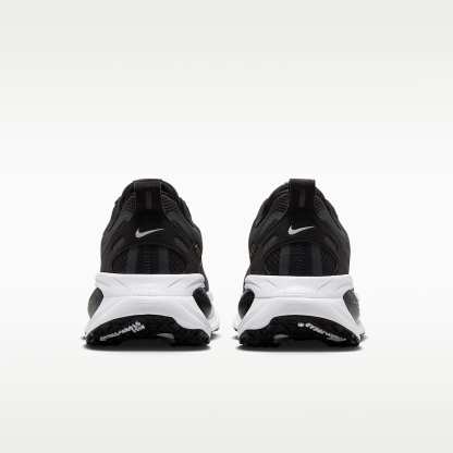 Nike Vomero 18 GORE-TEX wasserdichter Straßenlaufschuh mit reflektierenden Akzenten (Herren) – Schwarz/Anthracite/Weiß/Metallic Silver