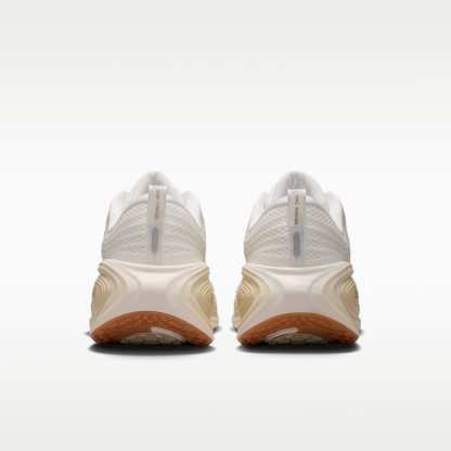 Nike Vomero Plus Straßenlaufschuh (Herren) – Sail/Coconut Milk/Light Khaki/Metallic Silver