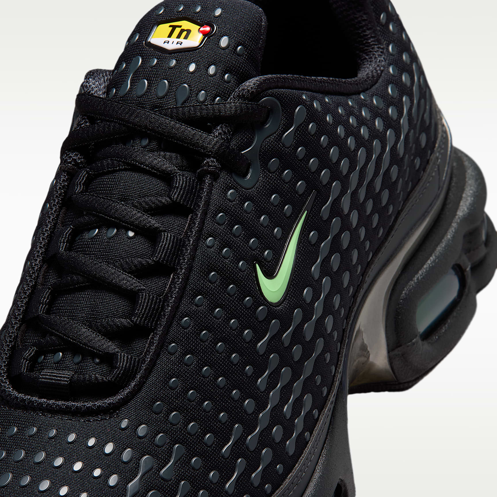 Nike Air Max Plus VII Schuh (Herren) – Schwarz/Dark Smoke Grey/Metallic Pewter/Illusion Green