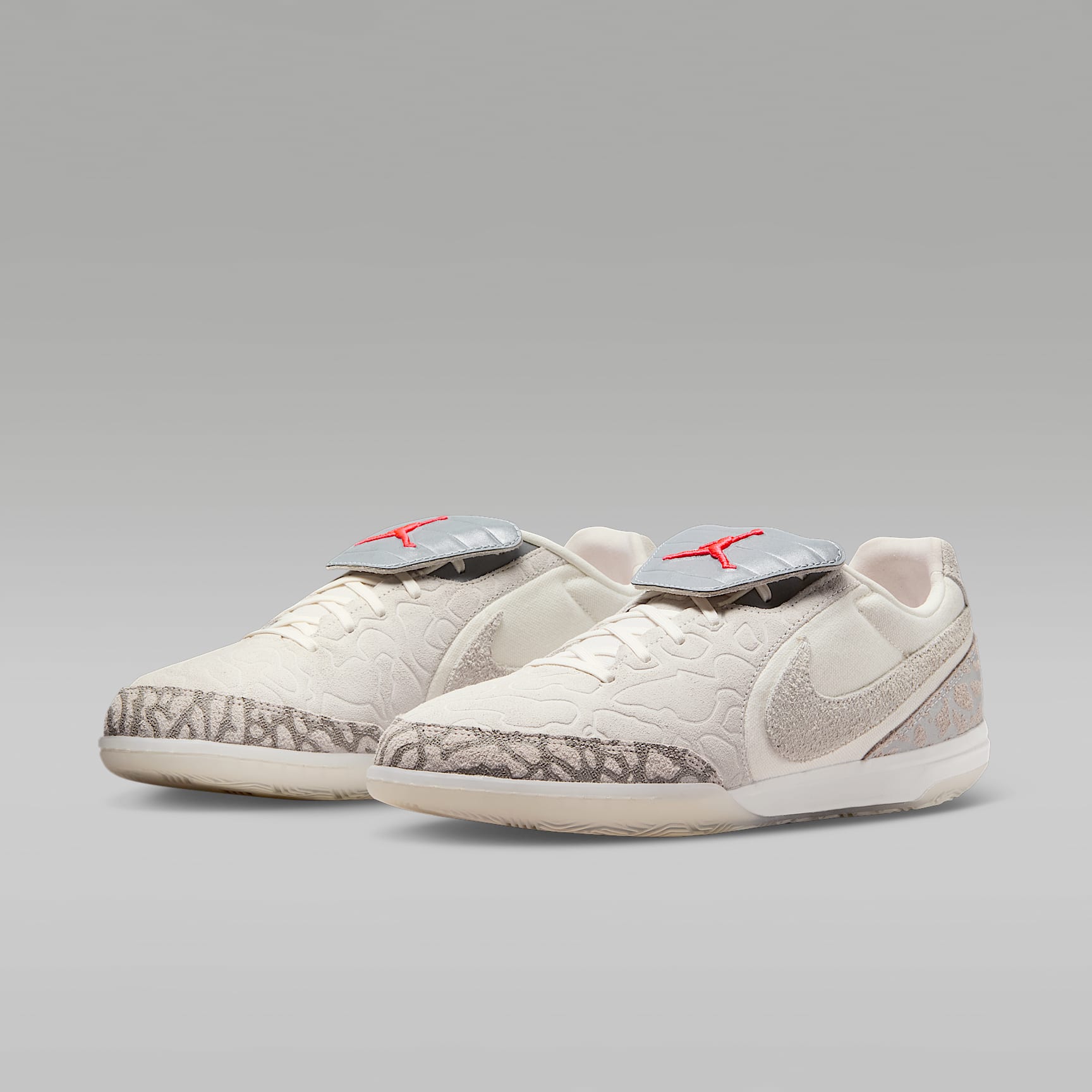 Jordan Tiempo Streetgato SE Low-Top-Fußballschuh für Hallen- und Hartplätze – Phantom/Infrared 23/Sail
