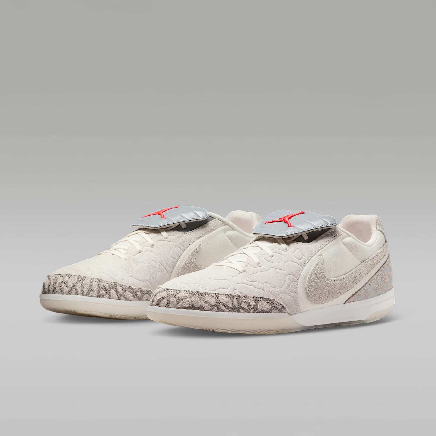 Jordan Tiempo Streetgato SE Low-Top-Fußballschuh für Hallen- und Hartplätze – Phantom/Infrared 23/Sail