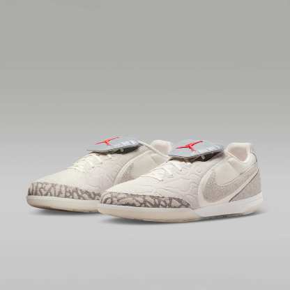 Jordan Tiempo Streetgato SE Low-Top-Fußballschuh für Hallen- und Hartplätze – Phantom/Infrared 23/Sail