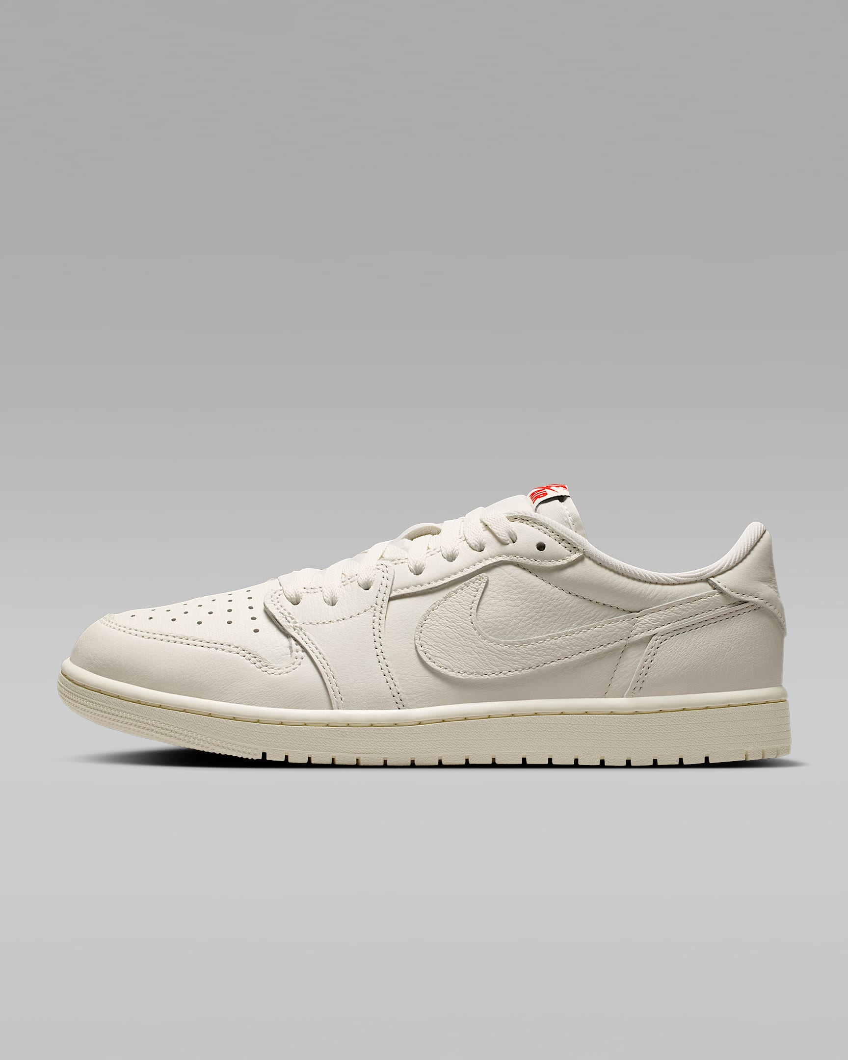 Air Jordan 1 Retro Low Schuh (Herren) – Sail/University Red/Sail